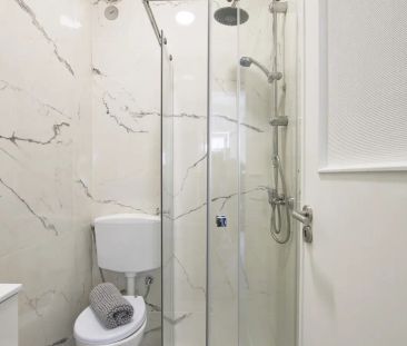 Room in a shared 4-bedroom apartment for rent in Lisbon. - Photo 3