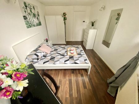 5 bedroom flat share to rent - Photo 2