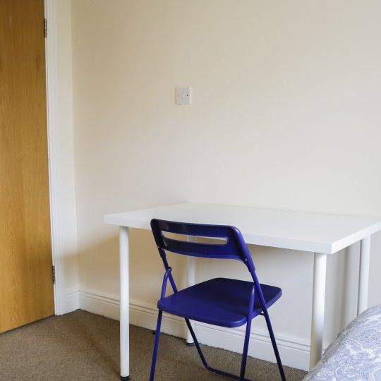 Room for rent in 5-bedroom apartment in Ballymun, Dublin - Photo 1