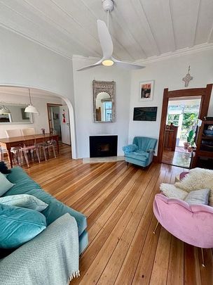 Modernised character-filled 4-bed home with solar - Photo 1