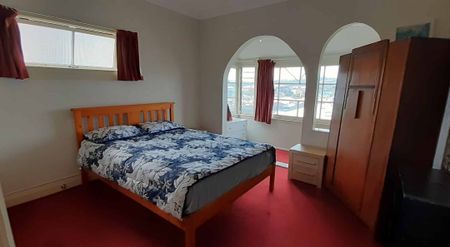 Spacious 2-Bedroom Apartment in Kilbirnie - Photo 2