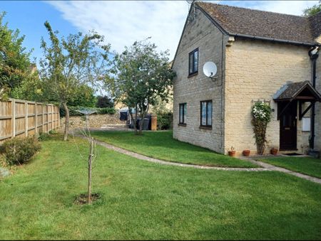 A spacious one bedroom flat situated close to town centre. Short term tenancy only (six months). Do not apply if you are looking for a long term contract - Photo 5