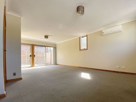 Spacious two bedroom townhouse - Photo 4