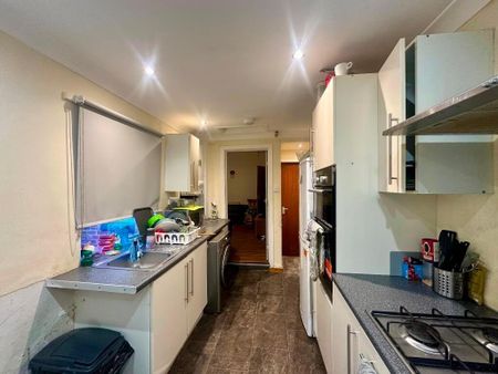 5 bedroom flat to rent - Photo 3