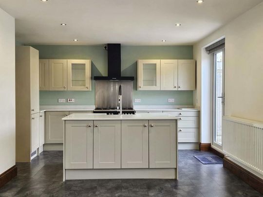 4 bedroom detached house to rent - Photo 1