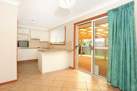 HOME IN GREAT LOCATION WITH DOUBLE SIDE GATE ACCESS - Photo 4