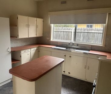 A comfortable 3 Bedroom, well‑located home with secure back yard. - Photo 6