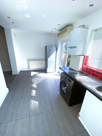3 bedroom terraced house to rent - Photo 4