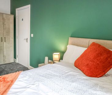 Beautifully Presented 6 bedroomed property Room 2 - Photo 6