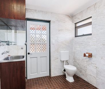 Fully Renovated Coastal Townhouse – Walk to Beach & West Lakes - Photo 6