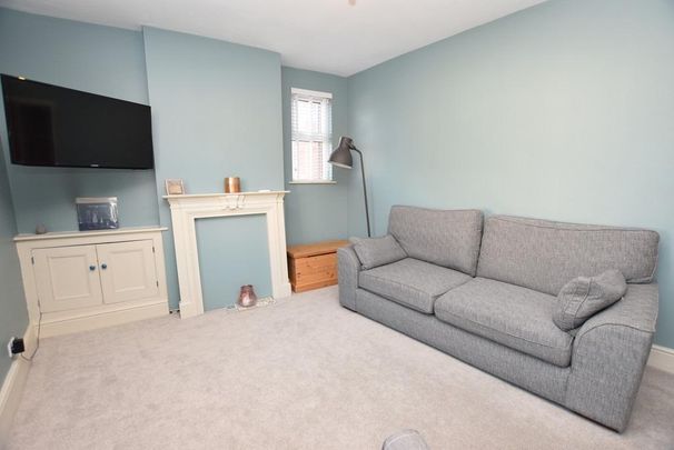 2 bedroom end of terrace house to rent - Photo 1