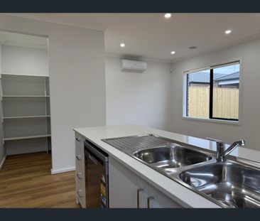 61 Pobblebonk Crescent, Clyde North, Vic 3978 - Photo 2