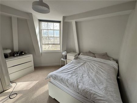 A centrally located one bedroom upper floor apartment in the centre of Bath. - Photo 3