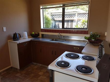 Tidy two bedroom townhouse - Photo 4