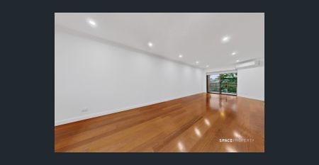 Renovated, Bright And Airy Apartment In The Heart of New Farm - Photo 2