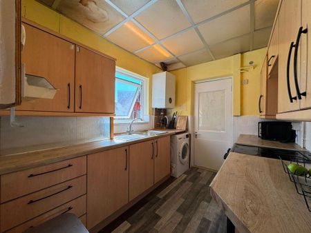 3 bedroom semi-detached house to rent - Photo 5