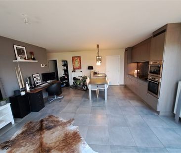 Een mooi gelijkvloers appartement met terras en 2 autostaanplaatsen - Foto 1