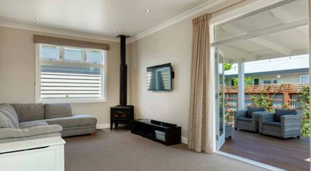 Stunning Renovated Three bedroom Villa - Photo 3