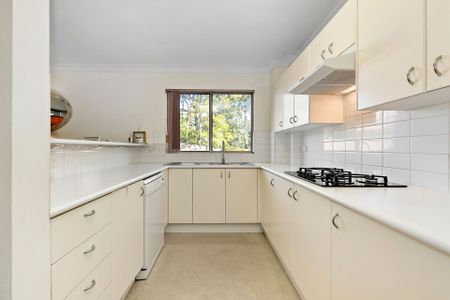 Gorgeously maintained unit with two courtyards - Photo 4