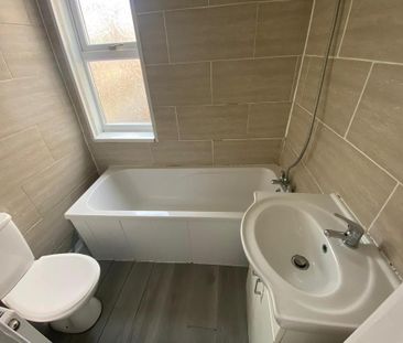 3 bedroom flat to rent - Photo 2