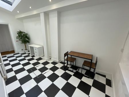 1 bedroom Apartment to let - Photo 2