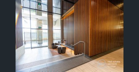 Top-Floor 3 Bedroom Apartment with City Views & Parking in Green Square, Zetland - Photo 4