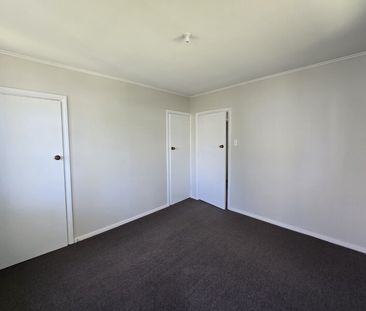 THREE BEDROOMS – HEATPUMP – PETS NEGOTIABLE - Photo 2
