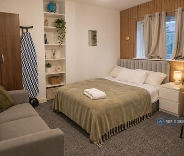 1 bedroom in a house share to rent - Photo 2