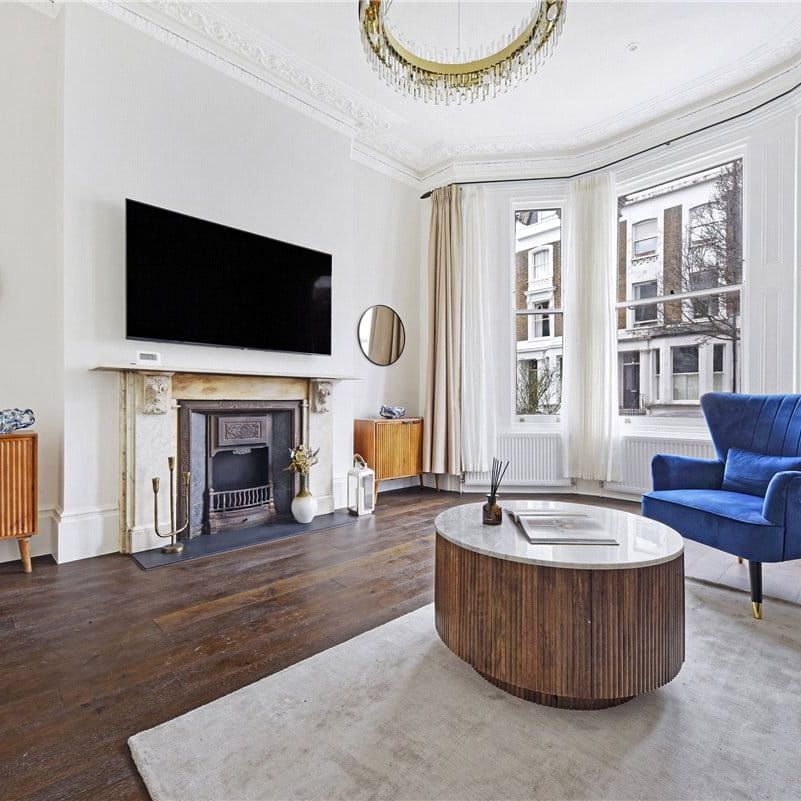 An impressive three storey property plus a large decked roof terrace offering panoramic views of London. Tenancy Length: Minimum 12 months EPC rating: E | Council Tax Band G - Photo 1