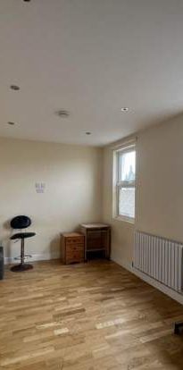 2 bedroom property to rent in Walthamstow - Photo 1