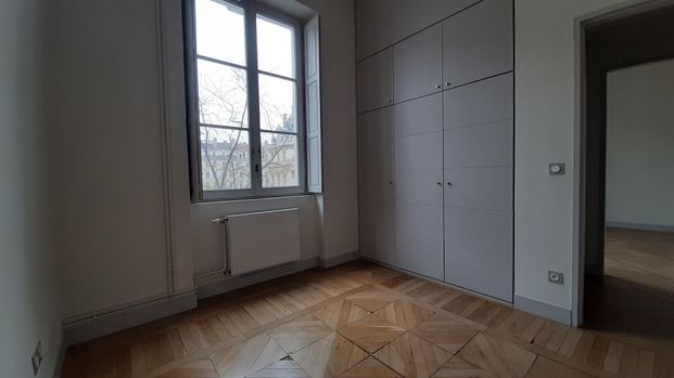 location Appartement F3 DE 76.9m² À LYON - Photo 1