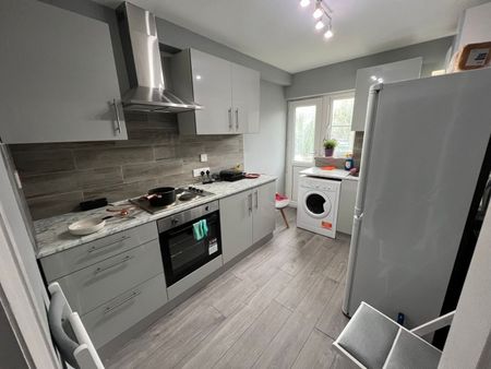 2 Bed Flat, College Road, HA3 - Photo 4