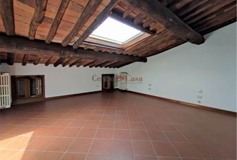 Caratteristica mansarda arredata di sola cucina!