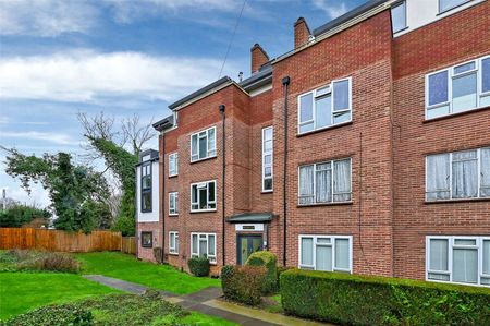 A two bedroom first floor apartment conveniently located opposite Maidenhead train station. - Photo 2