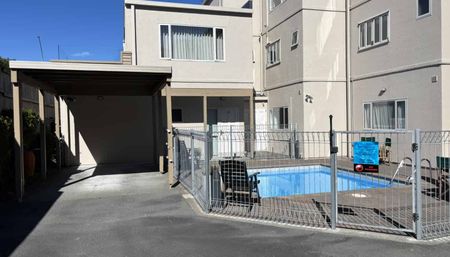 Stunning Fully Furnished Lakefront Apartment - Photo 2