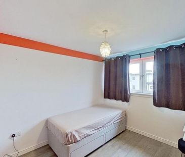 3 bedroom flat to rent - Photo 6