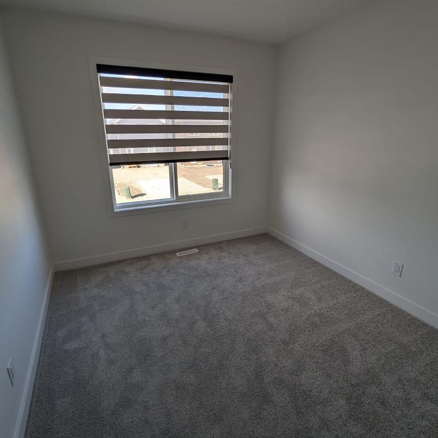 240 Corner Glen Avenue Northeast, Calgary - Photo 1