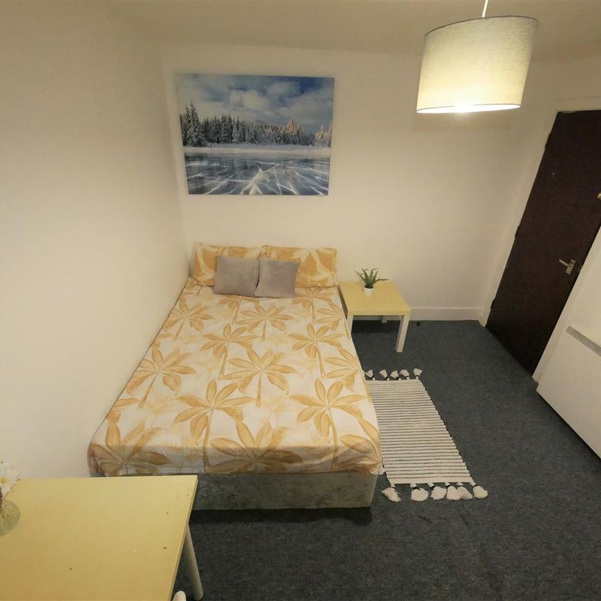 The Mount, Bournemouth, BH1 - Photo 1