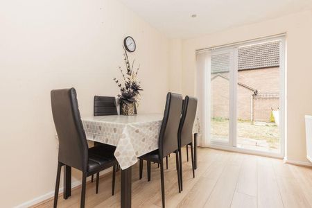 3 bedroom detached house to rent - Photo 2