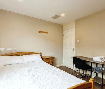 2 bedroom end of terrace house to rent - Photo 2