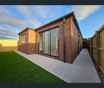 4 Newcastle Rd, Rockbank, Vic 3335 - Photo 5