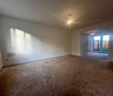 3 Bed Detached House, Meggitt Avenue, CV6 - Photo 2