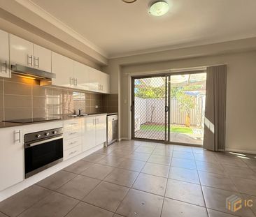 Spacious 3-Bedroom Home with Ducted Air Conditioning & Double Locku... - Photo 5