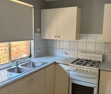 Low Maintenance One Bedroom Unit - Photo 2