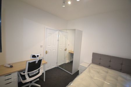 6 bed Semi-Detached House for Rent - Photo 2