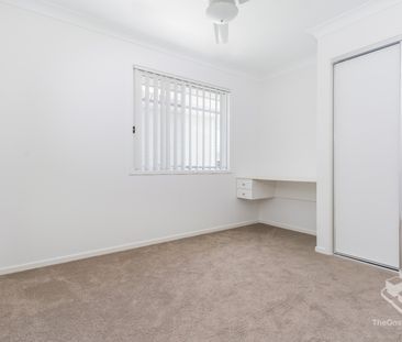 Impressive 3 bedroom Townhouse - Photo 3
