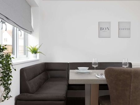 Burnell Avenue Room 8 - Photo 4