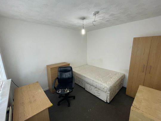 Woodsley Green, Hyde Park - Photo 1