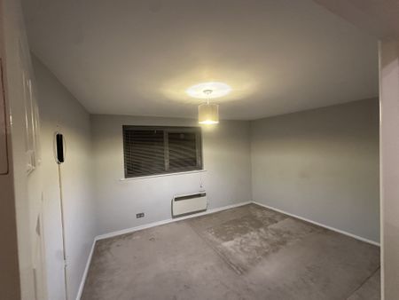 LONG LET. Bright and Spacious 1 Bedroom Flat Offers Generous Size Living Space with Neutral Interior. Great Location. - Photo 4