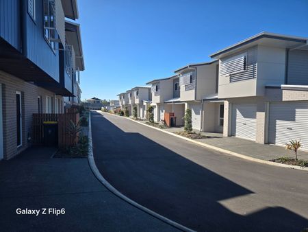 NEWSFLASH!! BRAND NEW, ULTRA MODERN, DECO DESIGNED, 3 BEDROOOMM TOWN HOME AVAILABLE TO RENT NOW!!"First 2 week's rent free" - Photo 4